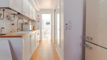 Appartement Confort | Cuisine privée | Grand réfrigérateur, micro-ondes, four, plaque de cuisson