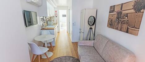 Apartamento Confort, 1 habitación, terraza | Zona de estar | Televisión de pantalla plana de 15 pulgadas con canales por satélite