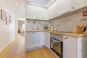 City Apartment | Private kitchen | Full-sized fridge, microwave, oven, stovetop - White Angels by Portas do Sol Apartments (Lisboa)