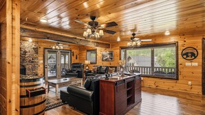 Ein Interieur aus Holz mit Kamin, Ledersitzmöbeln und einer Bar.