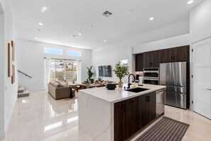 House - 4 Bedroom Luxury Estate With Pool Spa Firepit (Indio)