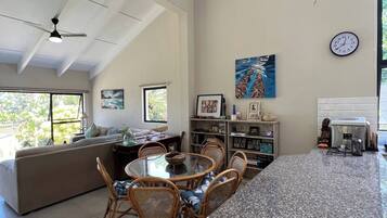 House, 5 Bedrooms, Patio, Garden View | Dining room