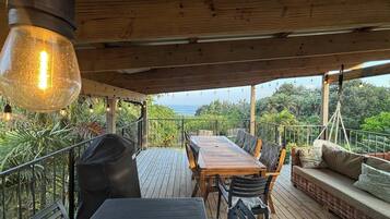 Rumah, 5 kamar tidur, patio, pemandangan kebun | Tempat makan outdoor