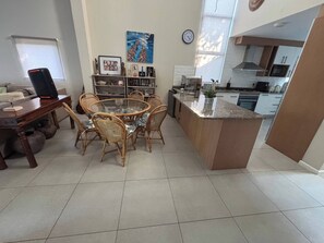 Casa, 5 habitaciones, patio, vista al jardín | Interior