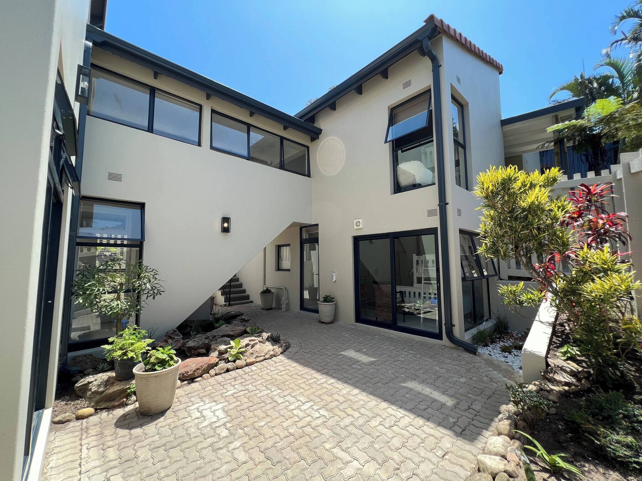 Casa, 5 habitaciones, patio, vista al jardín | Exterior