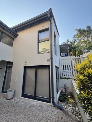 Casa, 5 habitaciones, patio, vista al jardín | Exterior