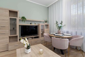 Dining - Modern Studio Near the Old Market Square | Near the Warta River | Smart TV (Poznań)