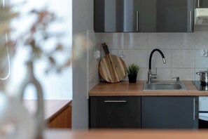 Fridge, microwave, oven, stovetop - Modern Studio Near the Old Market Square | Near the Warta River | Smart TV (Poznań)