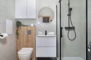 Shower, hair dryer, towels, shampoo - Modern Studio Near the Old Market Square | Near the Warta River | Smart TV (Poznań)