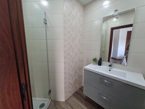 Shower, bidet, towels - 5 bedroom villa with pool for vacation in Armação de Pêra (Armação de Pêra)