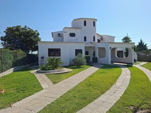 A white building with a curved roof, a central tower, and a paved driveway. - 5 bedroom villa with pool for vacation in Armação de Pêra (Armação de Pêra)