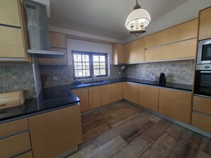 Fridge, microwave, oven, stovetop - 5 bedroom villa with pool for vacation in Armação de Pêra (Armação de Pêra)