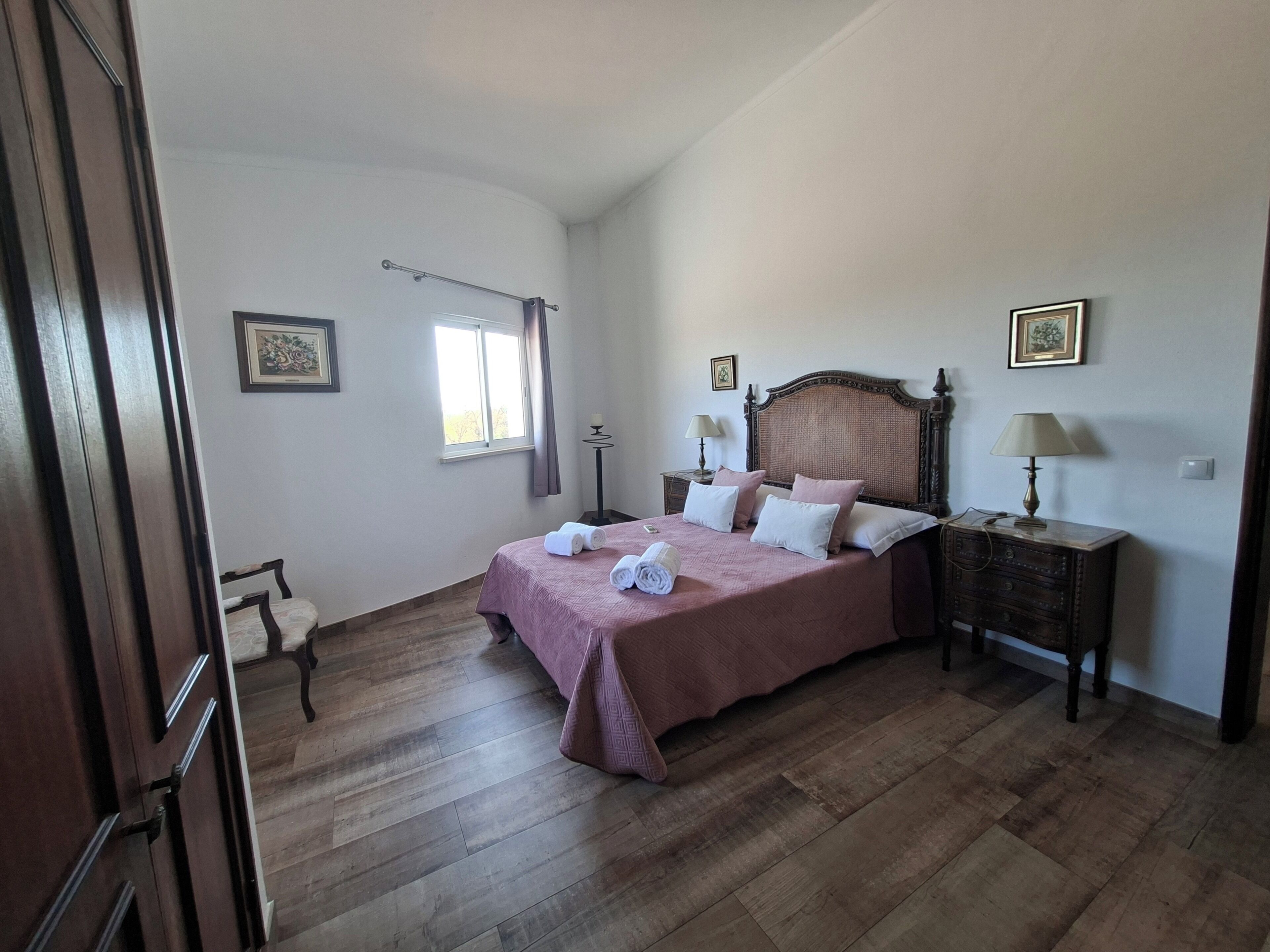 Caja de seguridad en la habitación y tabla de planchar con plancha 