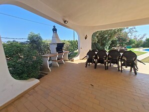 Outdoor dining - 5 bedroom villa with pool for vacation in Armação de Pêra (Armação de Pêra)
