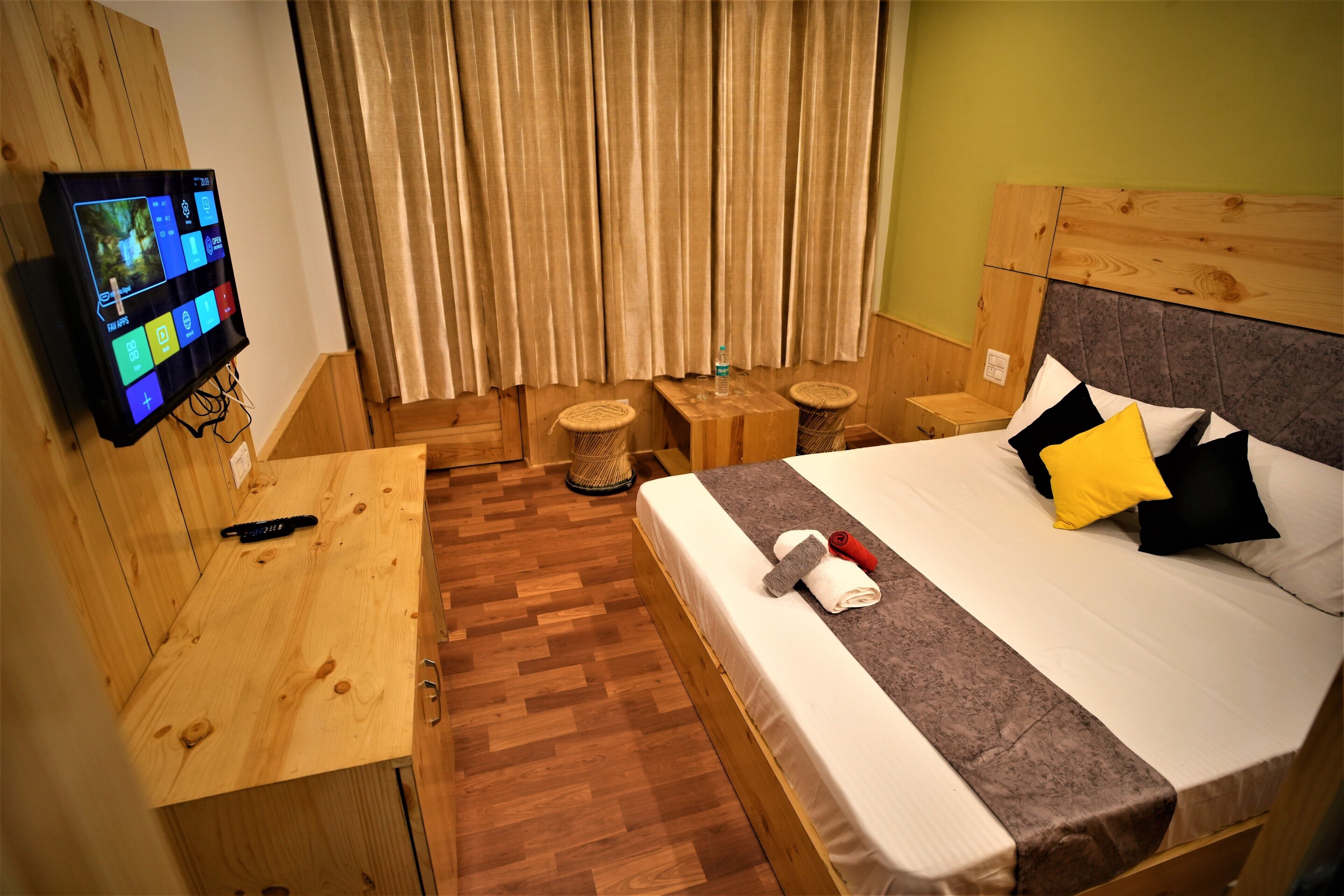 Habitación familiar | Escritorio, cortinas blackout y tabla de planchar con plancha 