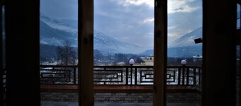 Mountainshack Riverside Stay & Cafe