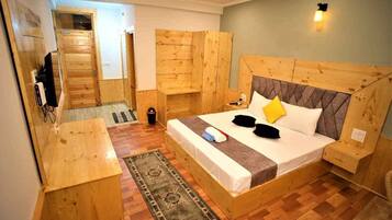 Deluxe-Zimmer, Balkon, Bergblick | Schreibtisch, Verdunkelungsvorhänge, Bügeleisen/Bügelbrett