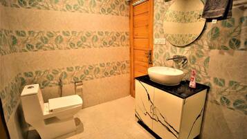 Deluxe-Zimmer, Balkon, Bergblick | Badezimmer | Dusche, Handtücher, Seife, Shampoo