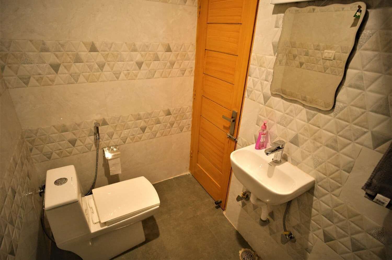 Un baño pequeño con inodoro, lavamanos y ducha.