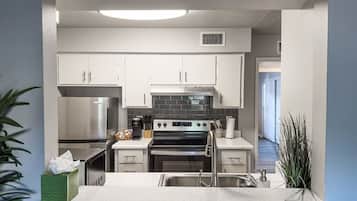Coffee/tea maker, fridge, microwave, oven