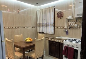 Geladeira, micro-ondas, fogão, cafeteira/chaleira