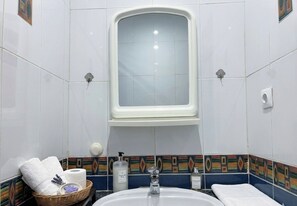 Chuveiro, secador de cabelo, toalhas de banho, sabonete