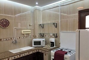 Fridge, microwave, oven, coffee/tea maker - The Modern Palace: Luxury 2-bedroom apartment in Akid Lotfi with View & Wifi (Bir El Djir)