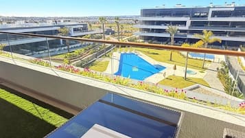 Apartamento, balcón, vistas al jardín | Piscina | 2 piscinas al aire libre