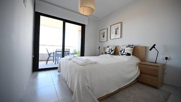 Apartemen, balkon, pemandangan kebun | Setrika/meja setrika dan Wi-Fi gratis