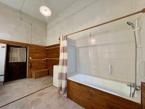Ducha, secador de pelo, toallas