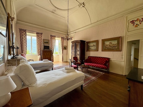 WiFi, bed sheets. Château with Private Park – Gîte du Tilleul – Exceptional Setting