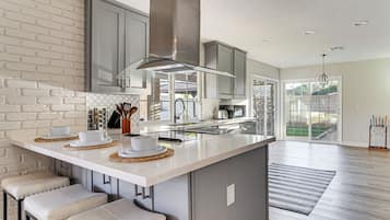 House (4 Bedrooms) | Interior