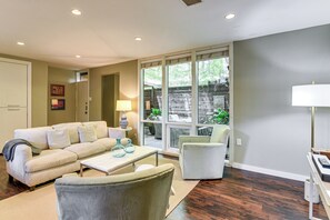 Interior - Pool Access! Sleek Condo, 2 Mi to Memorial Park (Houston)