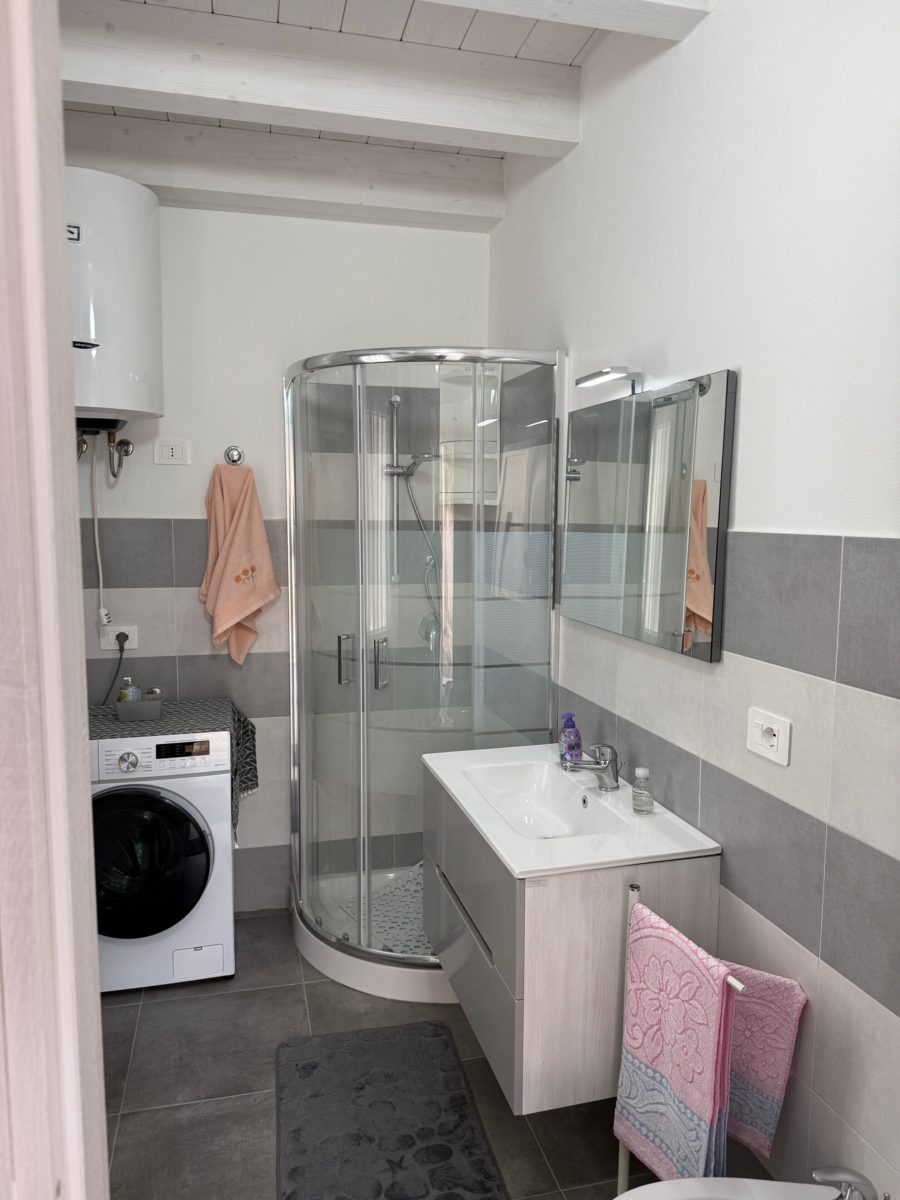 Dusche, Haartrockner, Handtücher