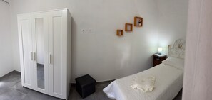 Tabla de planchar con plancha, wifi, ropa de cama