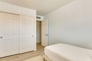 A bedroom with a bed, a wardrobe, and a door leading to a hallway. - Great for Families! Desert Oasis 2 Mi to Old Town (Scottsdale)
