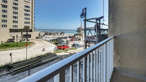 Un immeuble de grande hauteur offrant une vue sur la plage et abritant un poste de surveillance des sauveteurs.