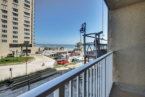 Apartment (0 Bedroom) | Interior - Beachfront Condo w/ Balcony on Floridas Fun Coast (Daytona Beach Shores)