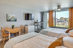 Apartment (0 Bedroom) | Interior - Beachfront Condo w/ Balcony on Floridas Fun Coast (Daytona Beach Shores)