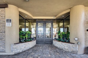 Apartment (0 Bedroom) | Interior - Beachfront Condo w/ Balcony on Floridas Fun Coast (Daytona Beach Shores)