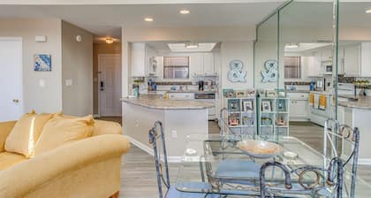 Walk to Beach! North Myrtle Beach Condo w/ Balcony