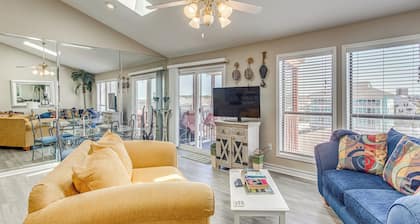 Walk to Beach! North Myrtle Beach Condo w/ Balcony