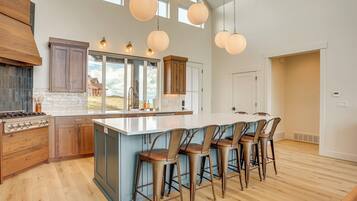 House (6 Bedrooms) | Interior