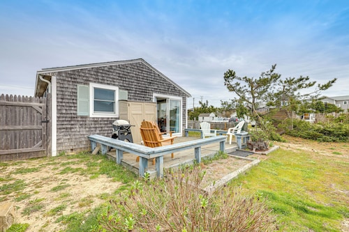 Walk to Beach & Pool! East End P-town Condo