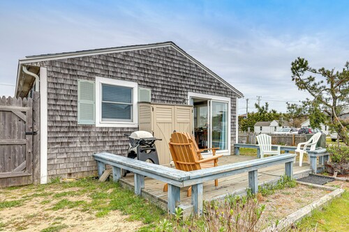 Walk to Beach & Pool! East End P-town Condo