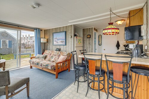 Walk to Beach & Pool! East End P-town Condo