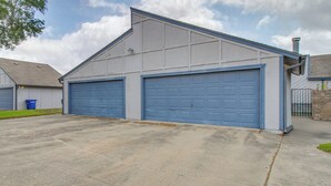 A two-story building with a garage and a covered driveway. - 2 Private Patios! Family Home in Corpus Christi (Corpus Christi)
