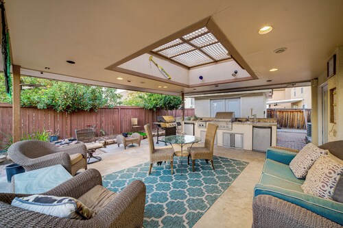 Family Home 5 Mi to Dtwn Riverside & Hospital!
