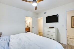 Interior - Home Office & Fire Pit! Stylish Lutz Townhouse (Lutz)