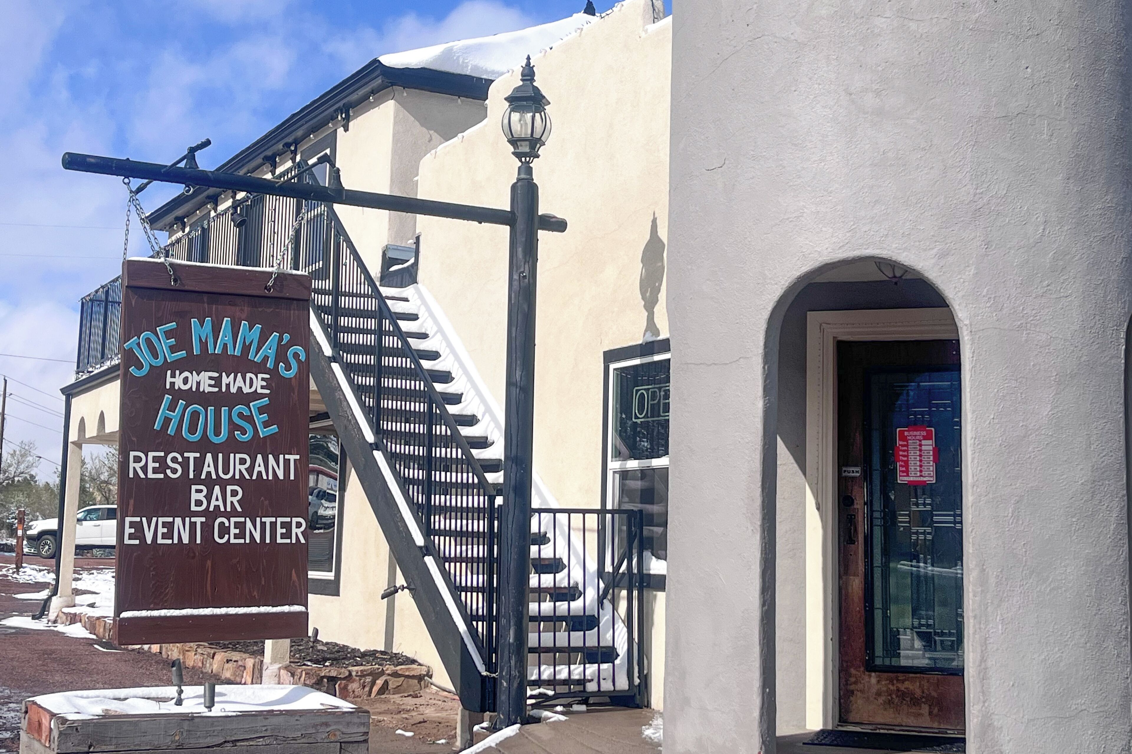 Une enseigne pour le restaurant-bar « Joe Mama's Home Made House », qui propose également des événements et des salles de réception.